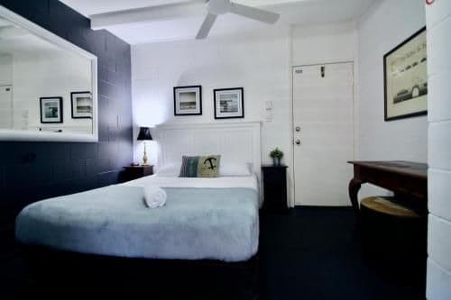 Deluxe Studio with Shared Bathroom - Men Only