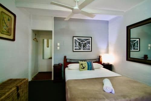 Deluxe Studio with Shared Bathroom - Men Only