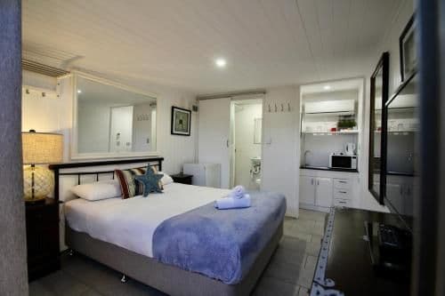 Deluxe Suite with ensuite - Courtyard View - Men Only