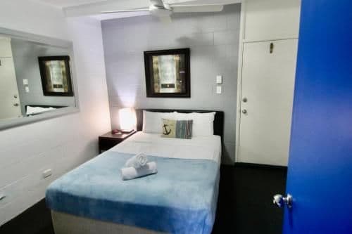 Deluxe Studio with Shared Bathroom - Men Only