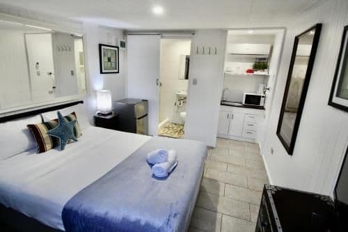 Deluxe Suite with ensuite - Courtyard View - Men Only
