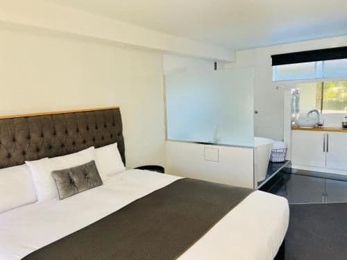 Deluxe King Suite