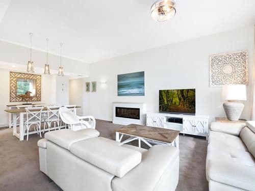 Three-Bedroom Deluxe Apartment with Terrace