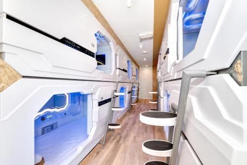 Deluxe Side-Entrance Capsule - Single Bed