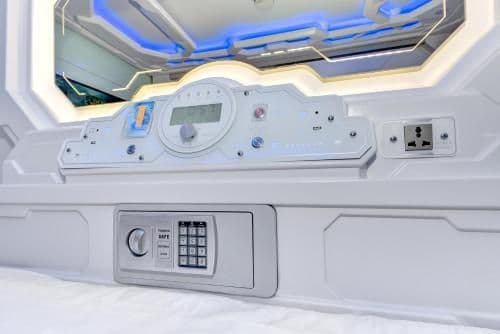 Deluxe Side-Entrance Capsule - Single Bed