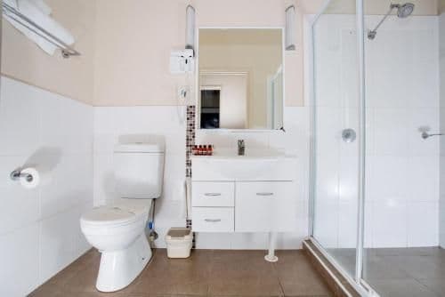 Deluxe Two-Bedroom Cabin (5 Guests)