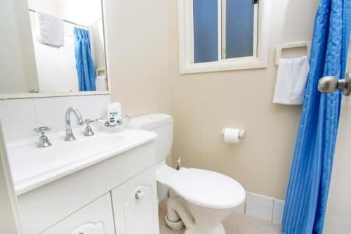Standard One-Bedroom Cabin with Shared Bathroom (5 Adults)