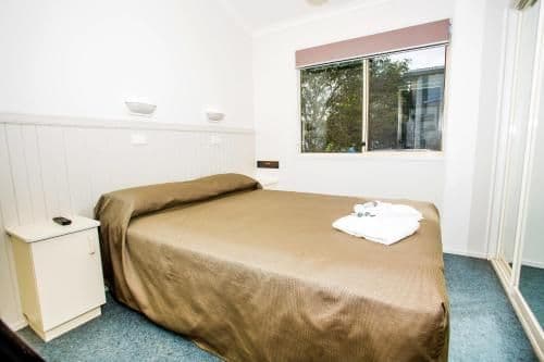 Deluxe Two-Bedroom Cabin (5 Adults)