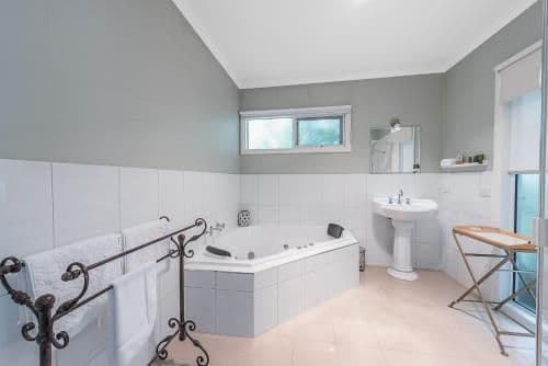 One-Bedroom Cottage - Mistletoe (Adult Only)