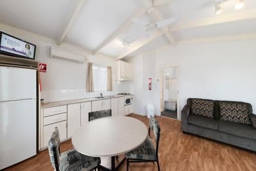 Queen Spa Cabin