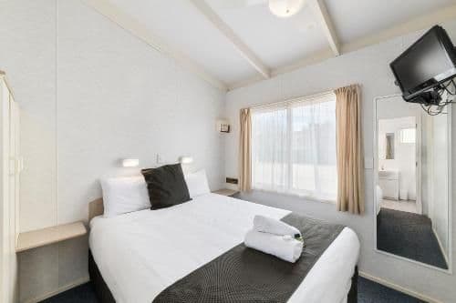 Queen Spa Cabin