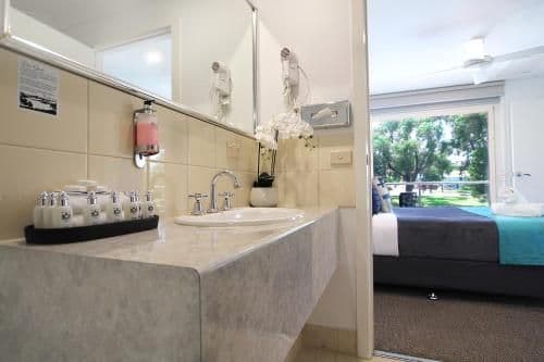 Two-Bedroom Apartment with Spa Bath