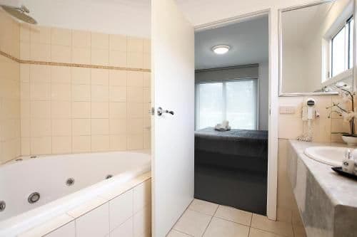 Two-Bedroom Apartment with Spa Bath