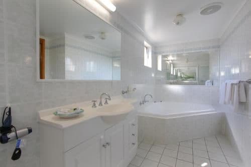 Deluxe Spa Suite