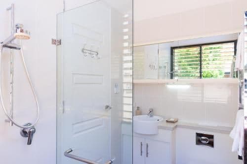 One-Bedroom Apartment with Lake View - Greenfield