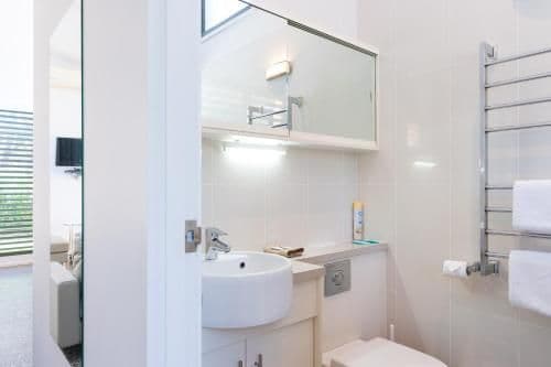 One-Bedroom Apartment with Lake View - Greenfield