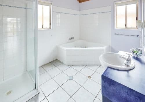 Deluxe Two-Bedroom Cabin with Spa Bath