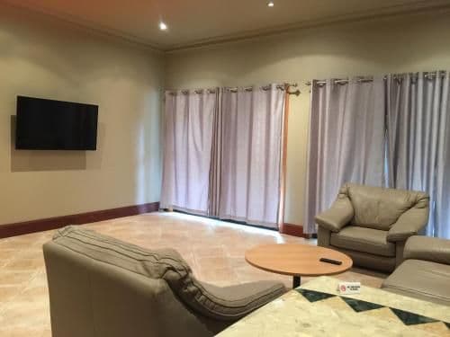Deluxe One-Bedroom Apartment