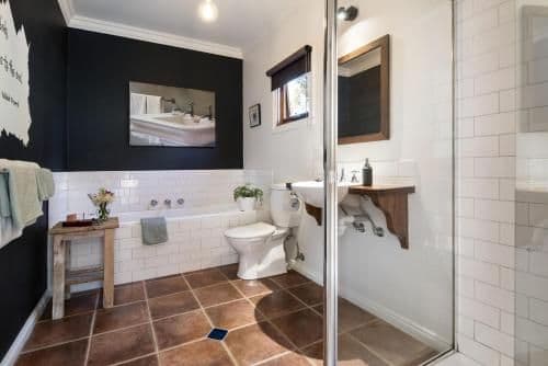 Queen Room with Spa Bath 2