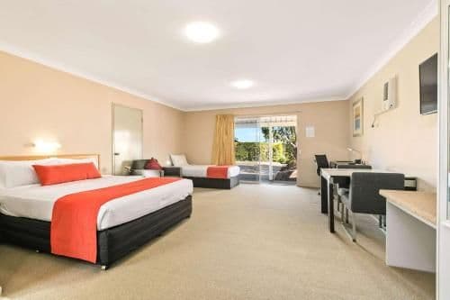 Family Room with One Queen Bed and Two Single Beds - Non Smoking