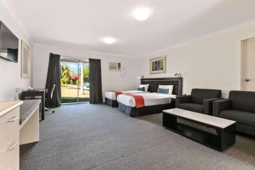 Family Room with One Queen Bed and Two Single Beds - Non Smoking
