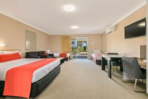 Family Room with One Queen Bed and Two Single Beds - Non Smoking
