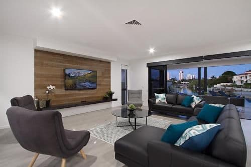 Eight-Bedroom Holiday Home