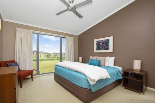 Apartment with Mountain View