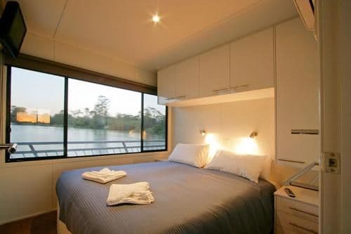Four-Bedroom Houseboat - Absolute Indulgence 