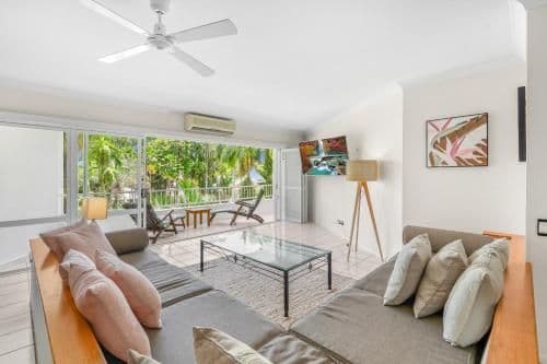 Apartment with Pool View 