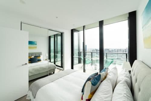 Sky High Two-Bedroom Two Bathroom Apartment with Harbour Views