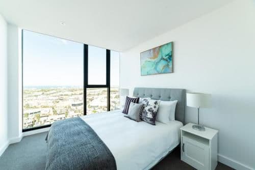 Sky High Three-Bedroom Two Bathroom Apartment with Dual Harbour Views