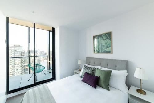 Sky High Three-Bedroom Two Bathroom Apartment with Dual Harbour Views