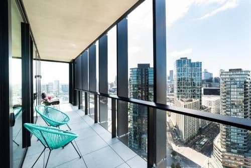 Sky High Three-Bedroom Two Bathroom Apartment with Dual Harbour Views