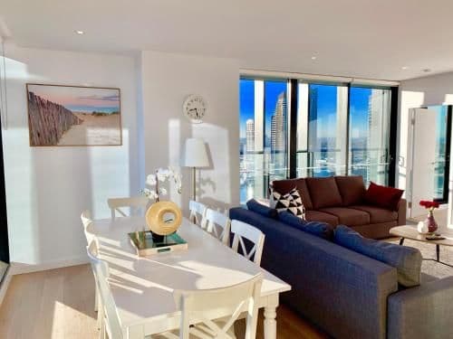 Sky High Three-Bedroom Two Bathroom Apartment with Dual Harbour Views