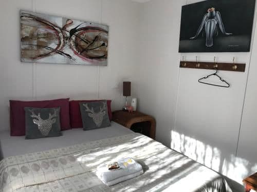 Deluxe Art Queen Room