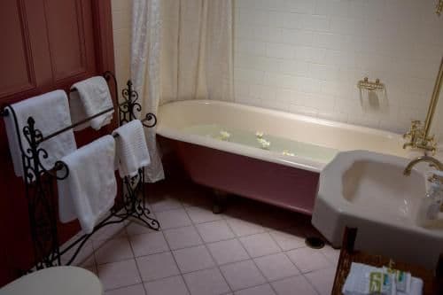 Deluxe Queen Suite