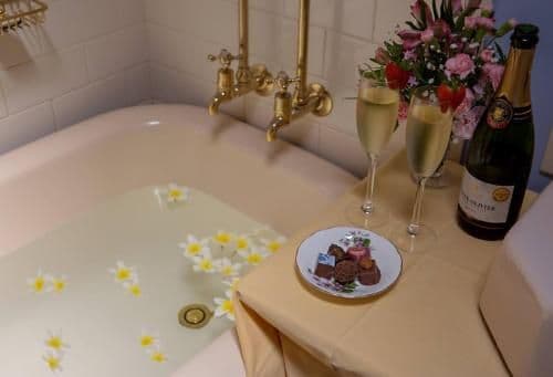 Deluxe Queen Suite