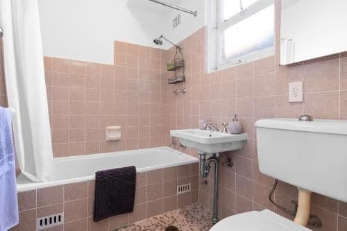Classic Queen One-Bedroom Apartment