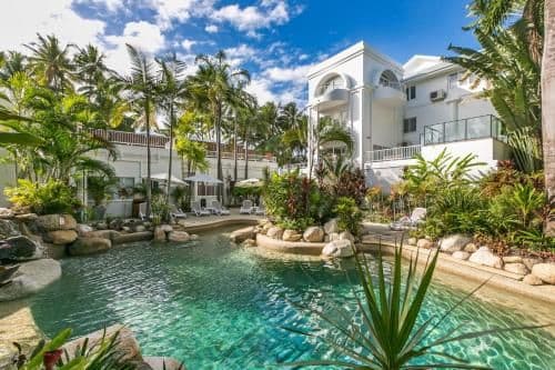 Apartment with Pool View 