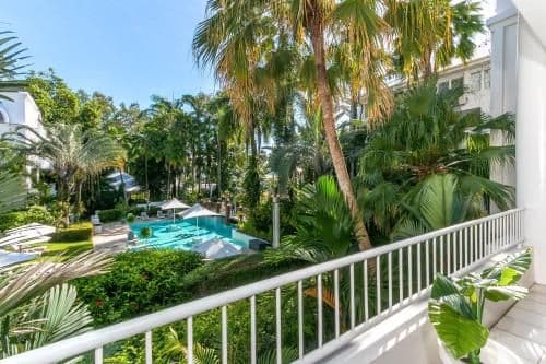 Apartment with Pool View 