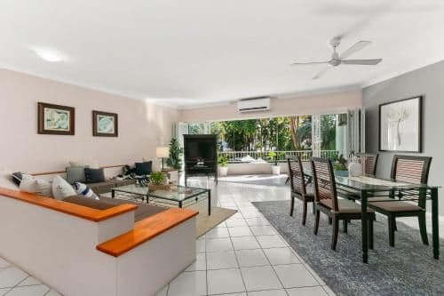 Apartment with Pool View 