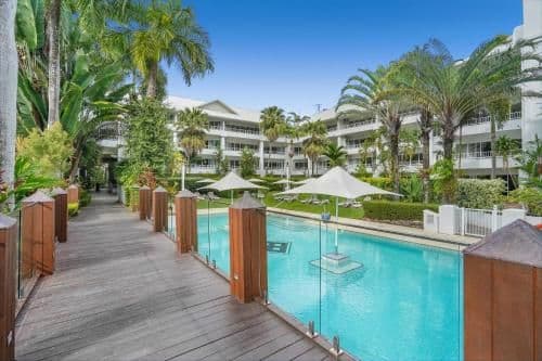 Apartment with Pool View 