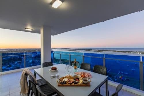 Three-Bedroom Apartment - Free Parking