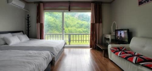 Standard Twin Room with Mountain View
