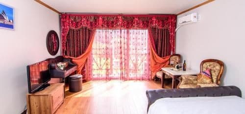 Suite with Mountain View