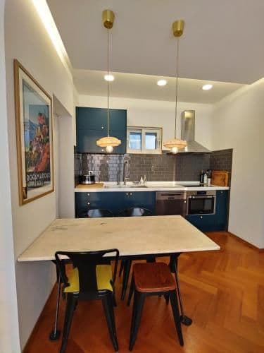 Apartment with Mountain View