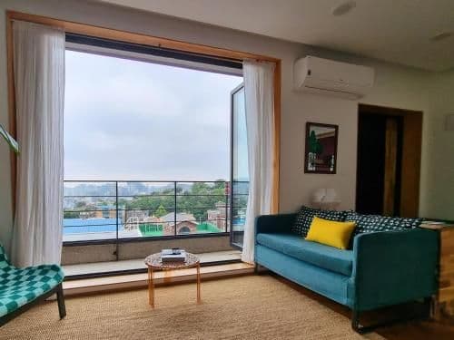 Apartment with Mountain View
