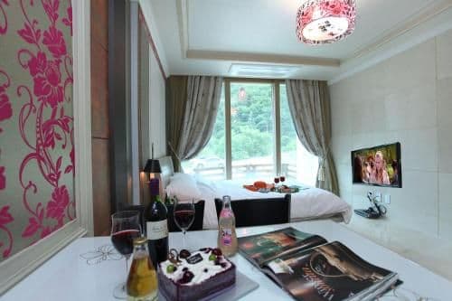 Family Room with Garden View