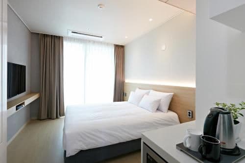 Deluxe Double Room with Partial Sea View